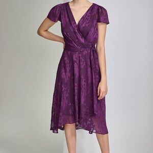 DKNY HARPER ROSE SHORT SLEEVE FAUX WRAP MIDI DRESS IN PURPLE